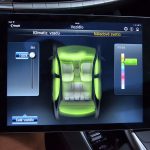 Mercedes má aplikáciu, pomocou ktorej môžete s autom komunikovať cez mobil či tablet. Dá sa s ním vyslovene hrať a nastavovať všetko možné, ale mobilom viete auto aj naďiaľku ovládať pri parkovaní (2)
