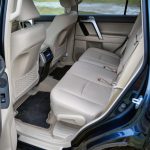 Sedadlá_zadné – Priestorom na zadných sedadlách sa môže Land Cruiser porovnávať s mnohými pohodlnými sedanmi