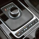mini-Za jednoduchý, originálny a dizajnovo čistý volič automatickej prevodovky si Jaguar zaslúži pochvalu
