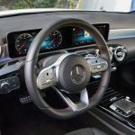 Použité materiály už možno nie sú až tak kvalitné ako v drahších modeloch, ale na prvý pohľad vyzerá palubná doska takmer ako v triede S (2)_AUTOGRATIS